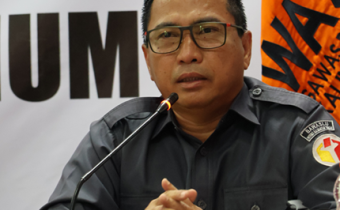 Anggota Bawaslu Kalteng, Benny Setia saat di jumpai di ruang kerjanya, Palangka Raya, Senin (17/8/2026).