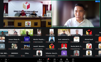 Anggota Bawaslu Kalteng Siti Wahidah dan Benny Setia sampaikan arahan pada acara pembukaan RDK Humas, Jumat (14/8/2026).