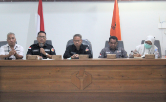 Arahan oleh Anggota Bawaslu Kalteng Benny Setia, pada rapat Monitoring Evaluasi dan Pembinaan di Bawaslu Kabupaten Katingan, Rabu (7/10/2026).