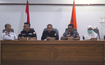 Arahan oleh Anggota Bawaslu Kalteng Kristaten Jon, pada rapat Monitoring Evaluasi dan Pembinaan di Bawaslu Kabupaten Katingan, Rabu (7/10/2026).