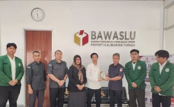 Penyerahan cindramata mahasiswa magang kepada Bawaslu Kalteng yang diterima Ketua Bawaslu Kalteng Satriadi, Senin (19/10/2026).