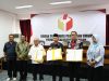 Foto bersama usai penandatanganan Nota Kesepahaman MoU dan PKS Ketua Bawaslu Kalteng Satriadi, Ketua STIH Tambun Bungai Dekie G.G. Kasenda, serta Kepala Bidang Pengelolaan Informasi Publik (PIP) Diskominfo Kalteng Erwindy, Palangka Raya, Kamis (23/4/2026).